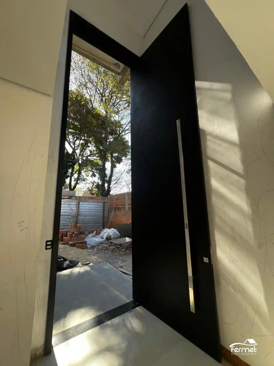 Porta de Entrada Pivotante em da Fermet em Contagem, MG