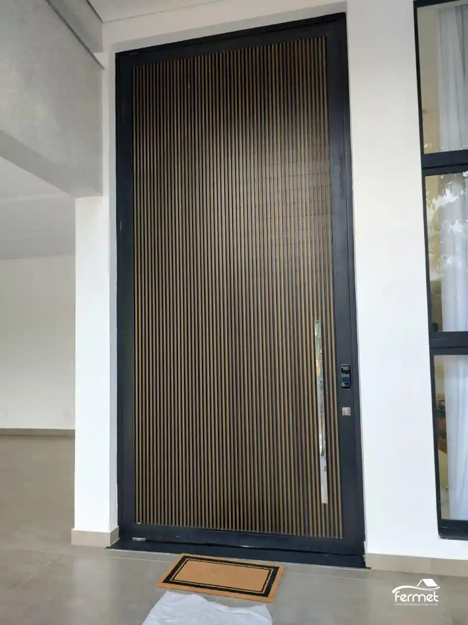Porta de Esquadria de Alumínio Pivotante da Fermet em Contagem, MG
