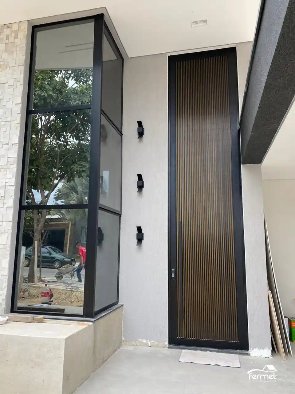 Porta Pivotante de Esquadria de Alumínio da Fermet em Contagem, MG